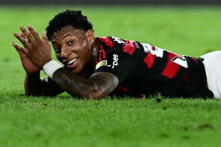 En Flamengo evalúan multar a Gonzalo Plata por sus reiteradas expulsiones