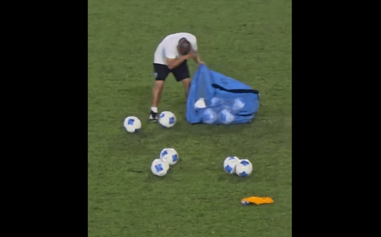 (VIDEO) EMOTIVO: El utilero de Guatemala trabajó entre lágrimas tras la eliminación del Mundial