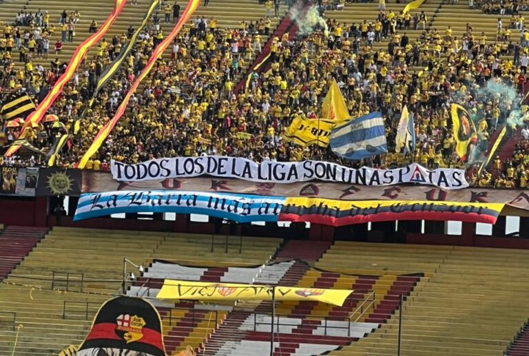 (FOTO) Hinchas de BSC recibieron a Liga de Quito con una polémica bandera