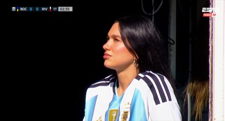 (VIDEO) CON LA CAMISETA DE ARGENTINA: Dua Lipa dijo presente en el Superclásico entre Boca vs. River