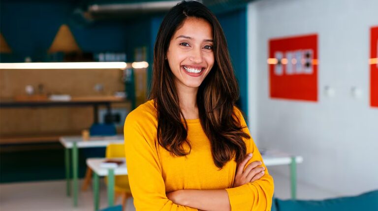 Beca Impulso Ecuador 2025 ofrece el monto de una canasta básica a mujeres que estudian carreras técnicas o tecnológicas públicas