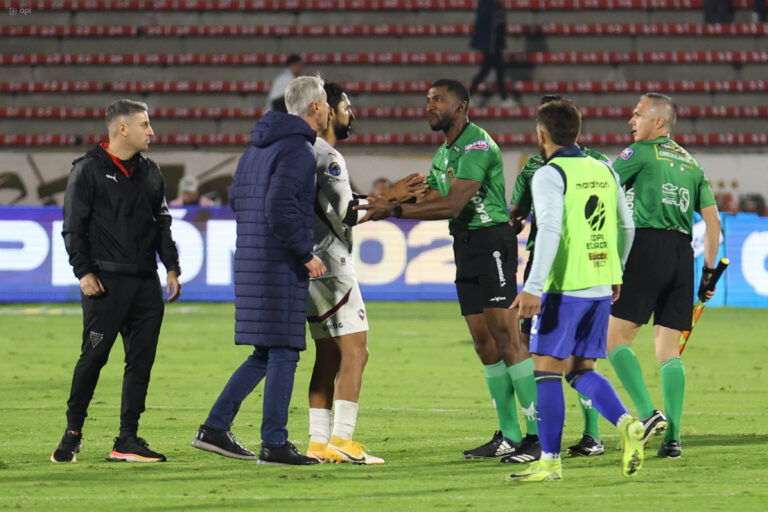 (VIDEO) Tiago Nunes explotó contra el árbitro tras caer en la Copa Ecuador