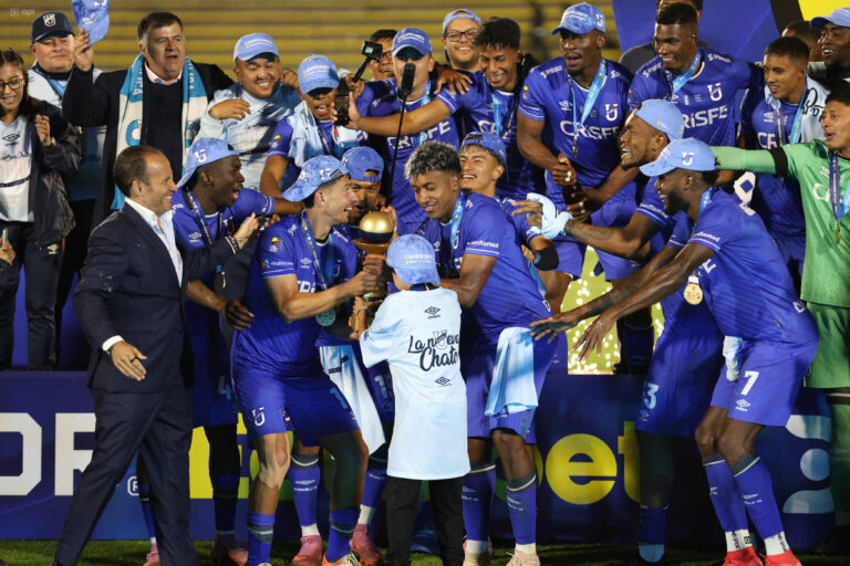 (VIDEO) EL MOMENTO: Así alzó Universidad Católica el primer título de su historia