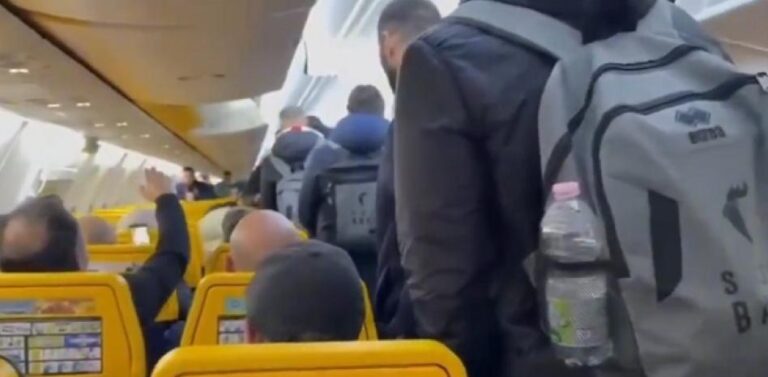 Escándalo en Italia: pelea entre hinchas y jugadores en un avión