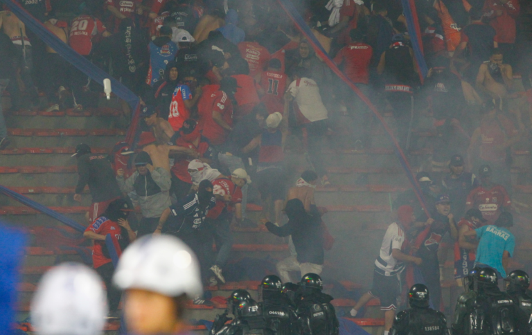 (VIDEO) Más de 50 heridos: El caos tras la final de la Copa Colombia