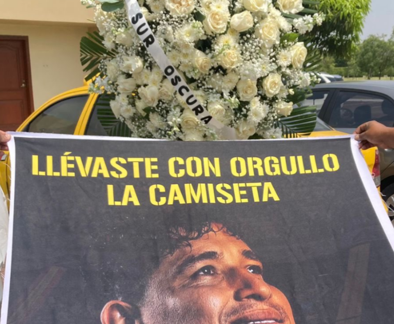 (VIDEO) Hinchada de BSC rindió homenaje a Mario Pineida en su velatorio
