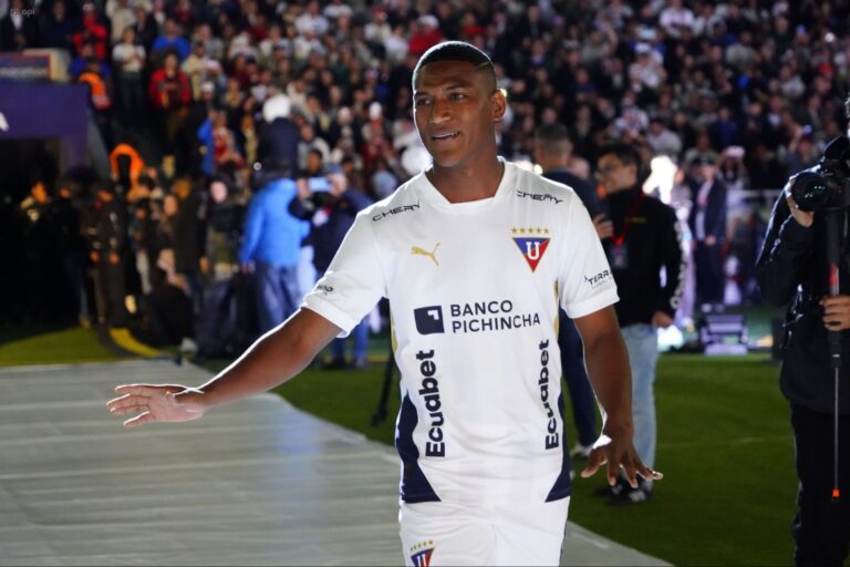 LLEGA COMO AGENTE LIBRE: Principio de acuerdo entre Santos Laguna y Carlos Gruezo