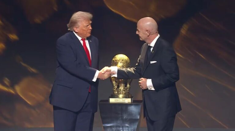 (VIDEO) Trump recibió el Premio FIFA de la Paz durante el sorteo del Mundial 2026