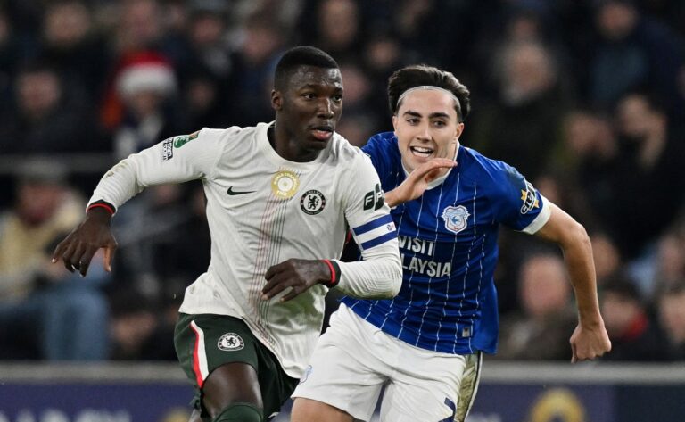 Moisés Caicedo se perderá la ida de la semifinales de la Carabao Cup ante el Arsenal de Hincapié