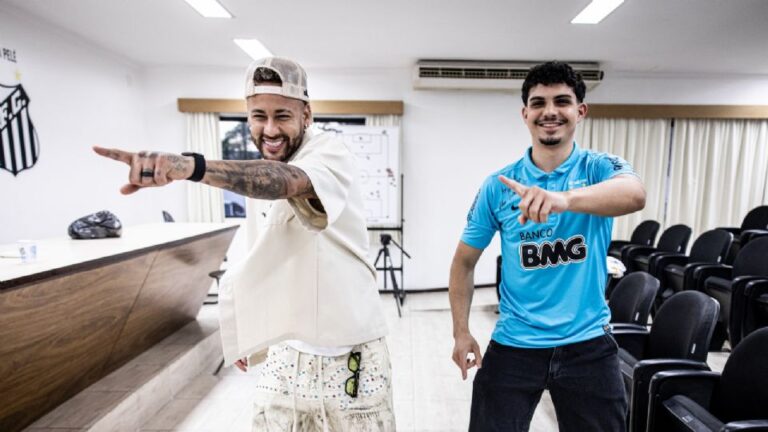 Neymar se reencuentra con aficionado que superó el cáncer y recrean su baile de hace 13 años