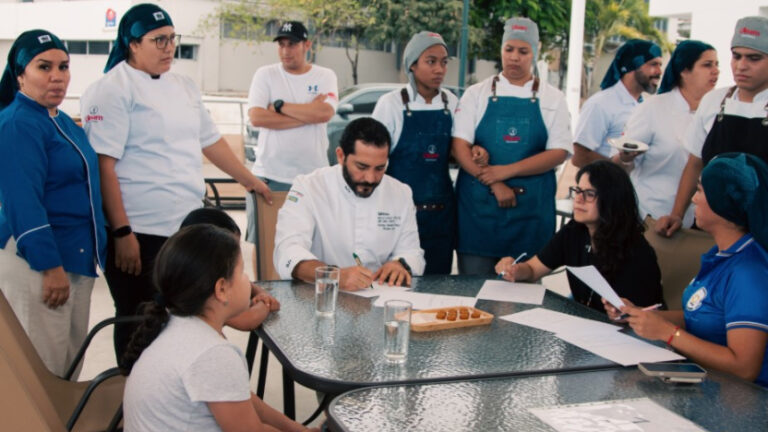 Chef ecuatoriano crea gomitas de pescado, el primer prototipo de ‘Blue Food’ del país para combatir la desnutrición