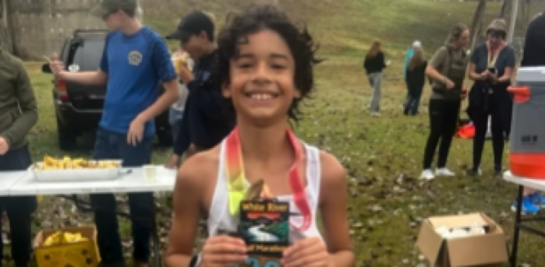 (VIDEO) Un niño de 11 años rompe un récord mundial en media maratón