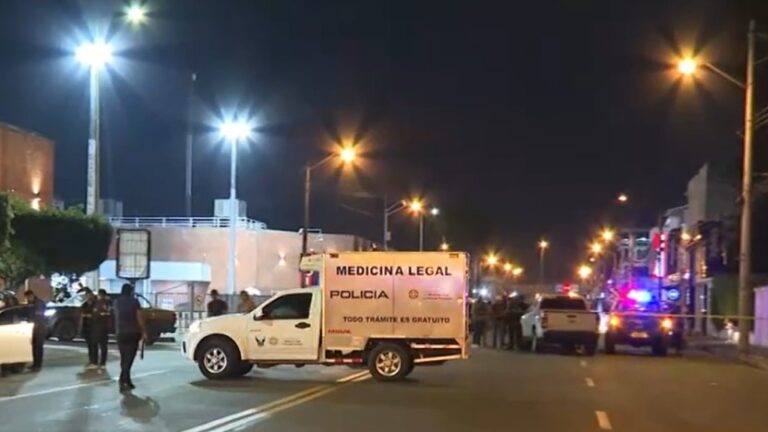 Asesinan a tiros a un policía y una mujer afuera de una plaza comercial en el sur de Guayaquil