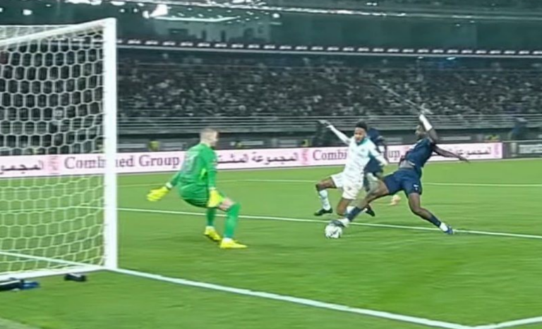 (VIDEO) Infortunio en la Supercopa de Francia: Autogol de Pacho en el PSG vs Marsella