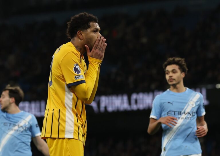 Manchester City volvió a dejar puntos en el camino y se aleja de la cima