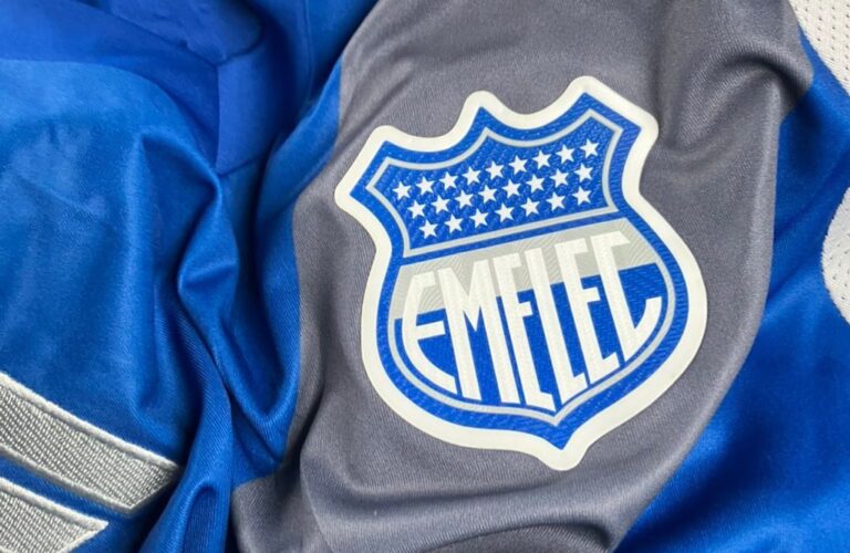 Reportan que Emelec seguirá jugando con su indumentaria del año pasado, hasta mitad del 2026