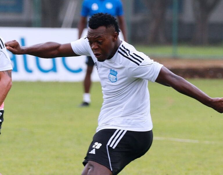 (FOTO) Maicon Solís viajó a Bolivia para sumarse a Nacional Potosí