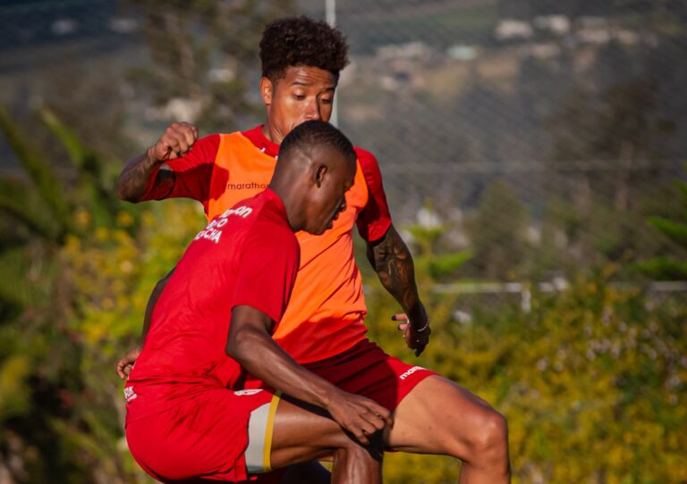 El primer 11 de César Farías en un entrenamiento con Barcelona