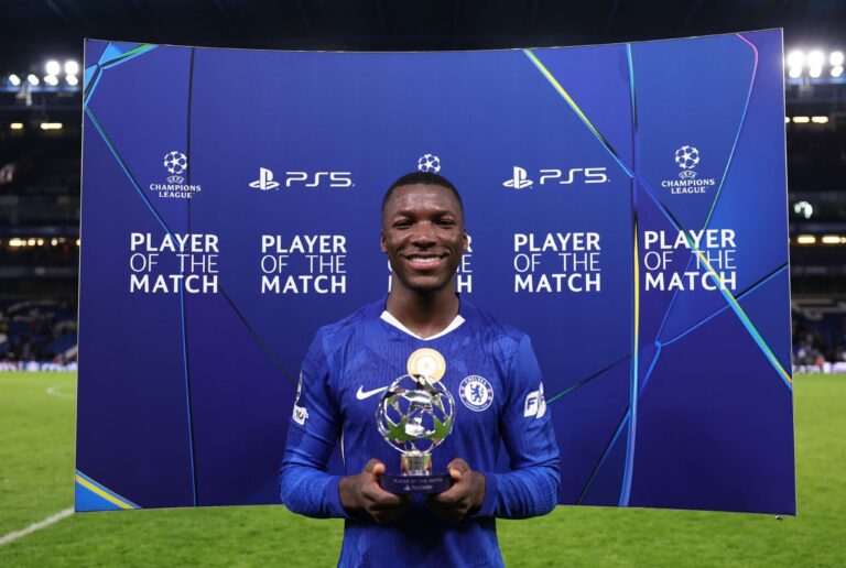 Moisés Caicedo fue elegido jugador del partido en la Champions League