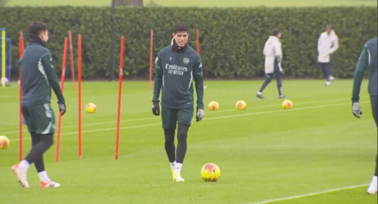 Piero Hincapié vuelve a entrenar en el Arsenal tras superar su lesión