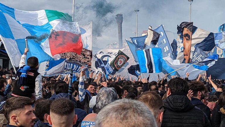 Aficionados del Chelsea resultan heridos en incidente con ultras del Napoli