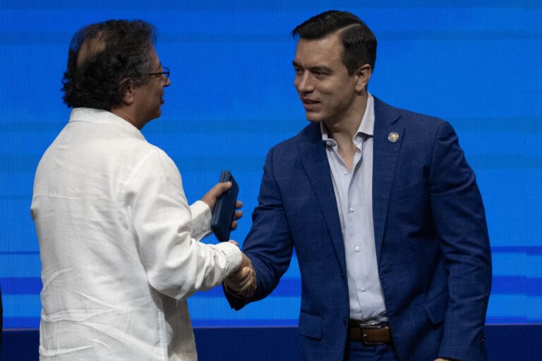 Ecuador aplicará tasa de seguridad del 30% a importaciones desde Colombia