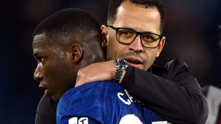 (VIDEO) Liam Rosenior sobre Moisés Caicedo: “Es el mejor mediocampista defensivo del mundo”