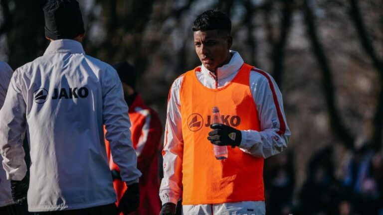 “Es un jugador muy robusto”: DT del Stuttgart destaca el potencial de Jeremy Arévalo