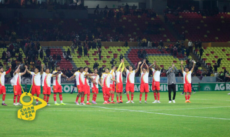 Ecuatorianos presentes en la Noche de Leyendas: Montero y Achilier brillaron en el Morelos