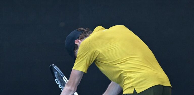 Por las altas temperaturas: Sinner, al borde del KO en el Open de Australia