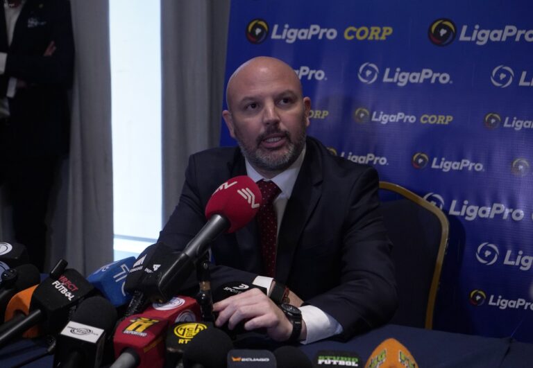 Loor responde a Católica: “¿Ayer no existían documentos y hoy no les gustan? ¿Mañana?”