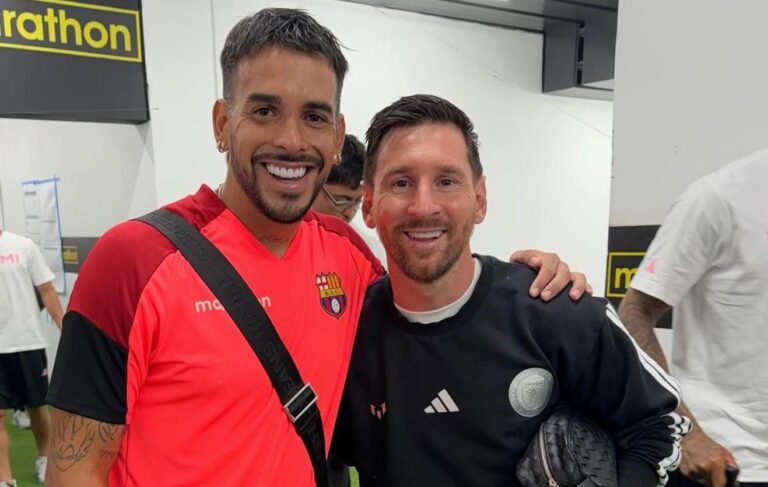 (FOTO) Javier Báez logra el sueño de todo futbolista: Intercambiar camiseta con Lionel Messi