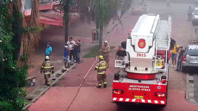 (VIDEO) Incendio de alarma tres se reportó en edificio del centro de Guayaquil