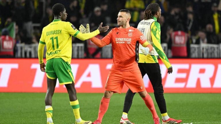 (VIDEO) Portero finge una lesión para que sus compañeros puedan romper su ayuno por el Ramadán