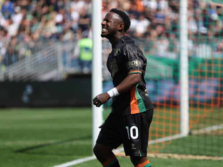 John Yeboah enciende alarmas en Italia tras sentir una molestia y ser sustituido