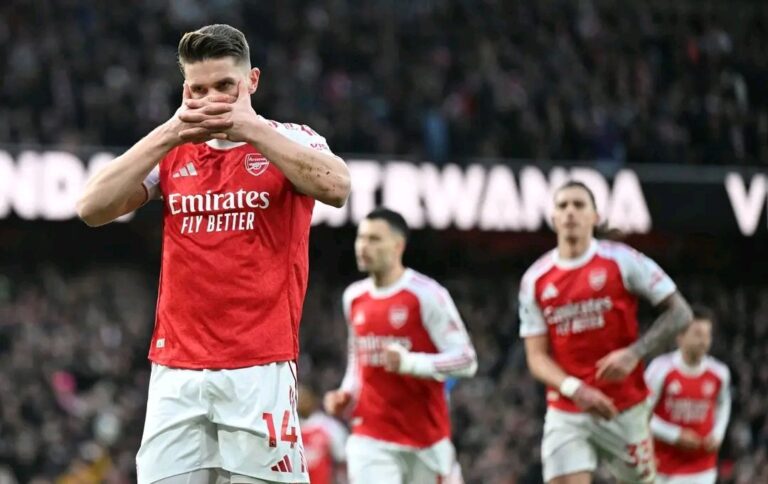 (VIDEO) El Arsenal de Hincapié goleó al Sunderland de Angulo y presiona al Manchester City