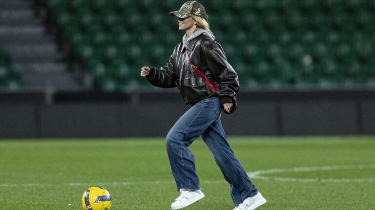 (VIDEO) Sydney Sweeney sorprende y se vuelve viral por su talento con el balón