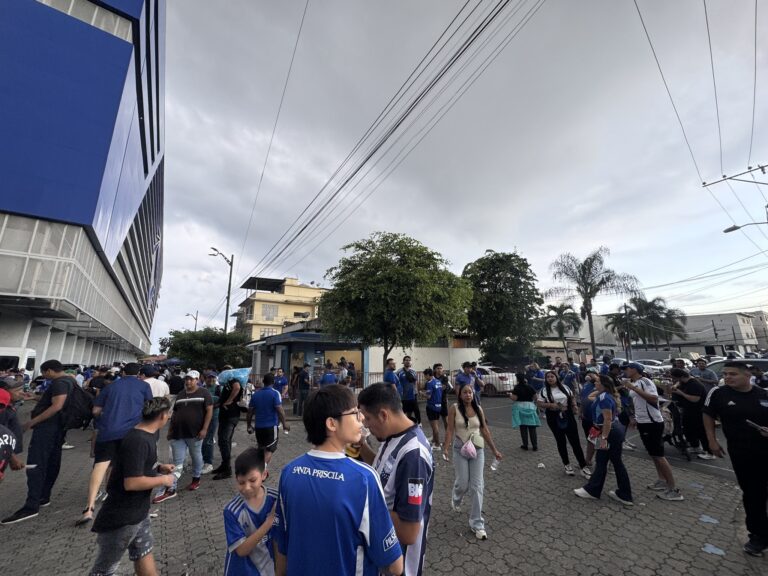 PARA CORREGIR EN EL FUTURO: Denuncian robos armados en los exteriores del estadio previo al partido Emelec vs. Delfín