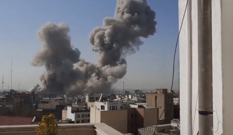 Estados Unidos e Israel lanzan ofensiva masiva contra Irán