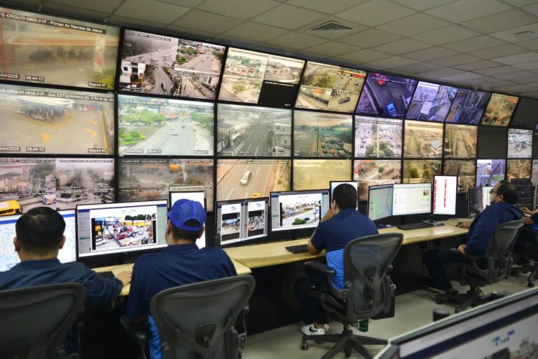 Gobierno interviene las instalaciones de Segura EP de Guayaquil: la Policía asume el control