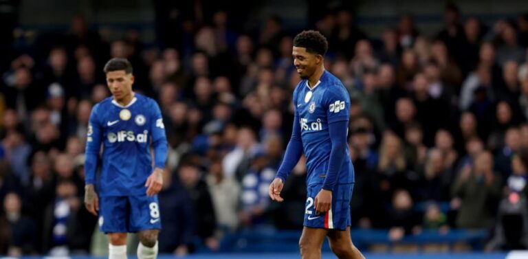 “¡Puto mono! ¡Deberían meterte en un zoo!”