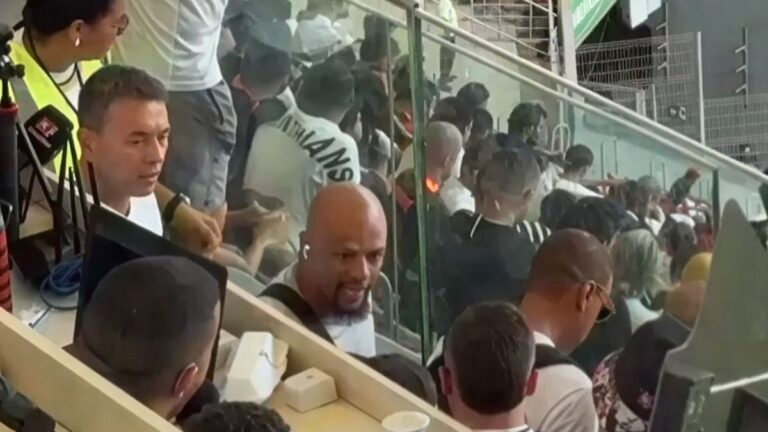 (VIDEO) CLIMA PICANTE EN LA SUPERCOPA DE BRASIL: Felipe Melo fue agredido por hinchas de Corinthians