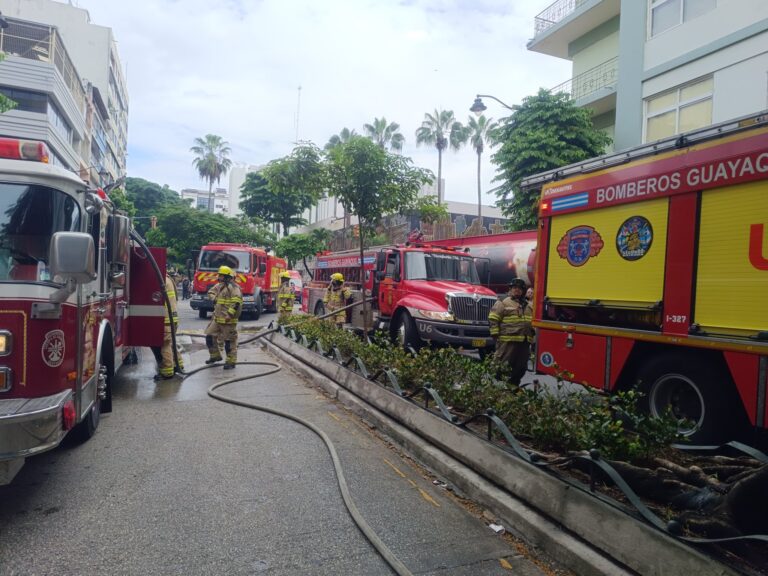 (VIDEO) Bomberos atienden incendio estructural en el centro de Guayaquil