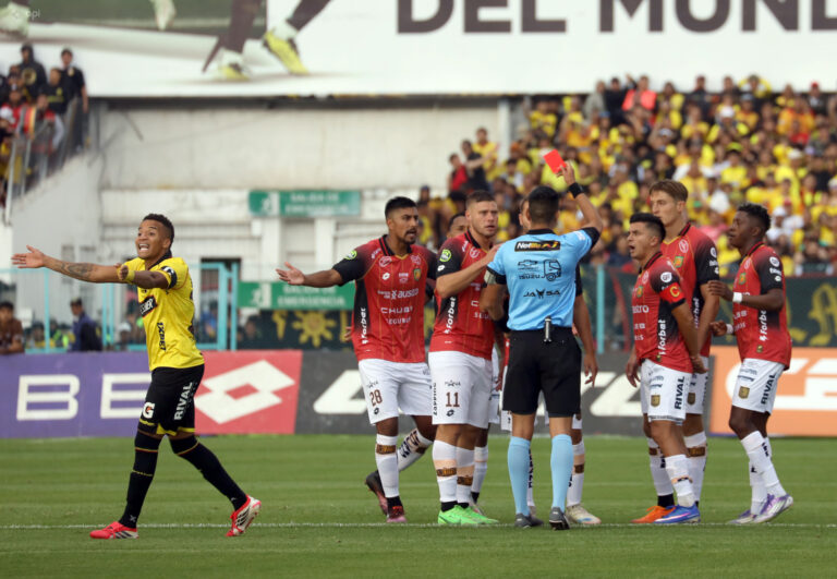 Mateo Maccari, suspendido cinco partidos por lesión a Johan García