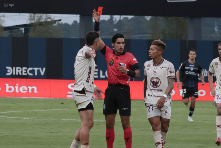 OFICIAL: Brian Negro fue suspendido 5 partidos tras lesionar a Jean Pierre Arroyo