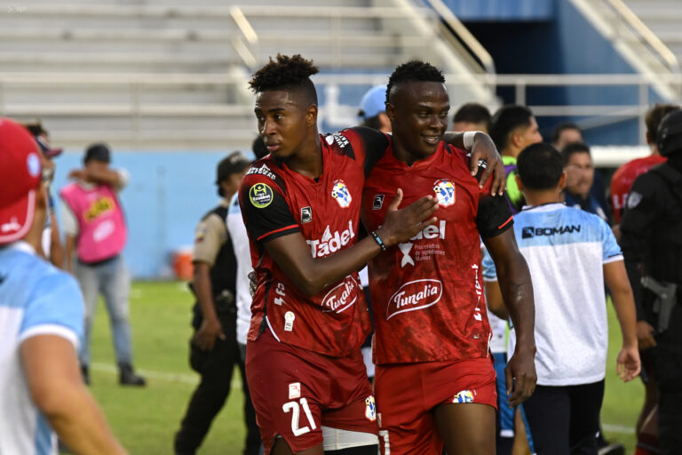 (VIDEO) Jugadores del Manta se burlaron del CM de Delfín