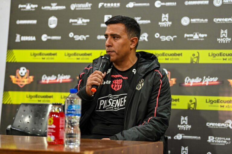 César Farías: “Pareciera que ya estuviésemos eliminados, pero esto termina en diciembre”