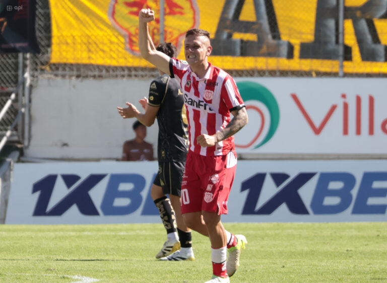 (VIDEO) TRIUNFAZO DEL ‘RODILLO ROJO’: T. Universitario se impuso por la mínima al Aucas