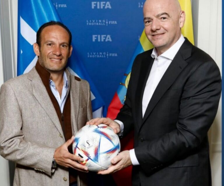 Gianni Infantino felicita a Francisco Egas por su reelección como presidente de la FEF