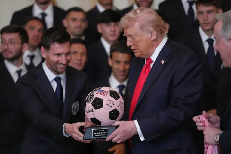 (VIDEO) Trump: ¿Quién es mejor, Pelé o Messi? Yo creo que Messi”